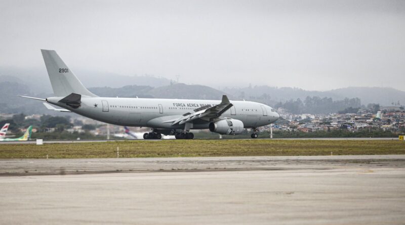 Avião com 221 brasileiros repatriados do Líbano chega em Guarulhos