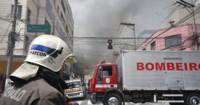 Bombeiros controlam incêndio em shopping no centro de São Paulo