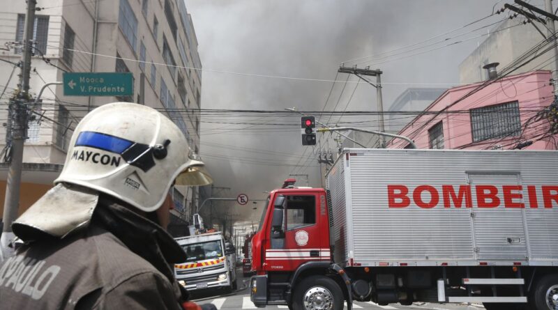 Bombeiros controlam incêndio em shopping no centro de São Paulo