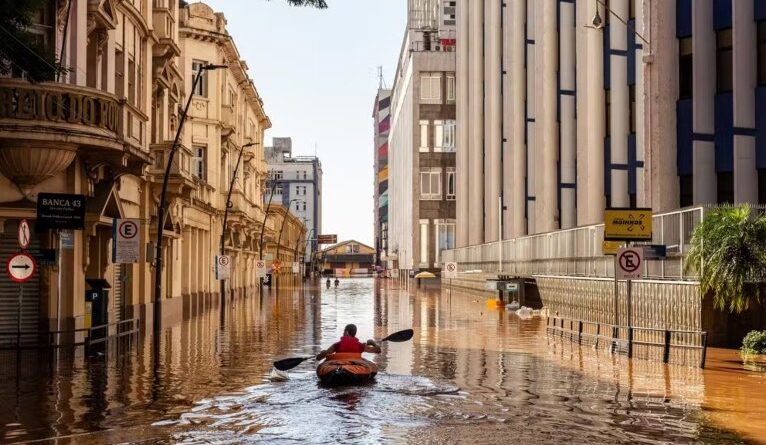 Brasileiro ganha prêmio internacional com foto das enchentes no Rio Grande do Sul