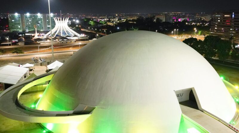 Brasília se ilumina de verde e amarelo 2 dias antes de jogo da seleção