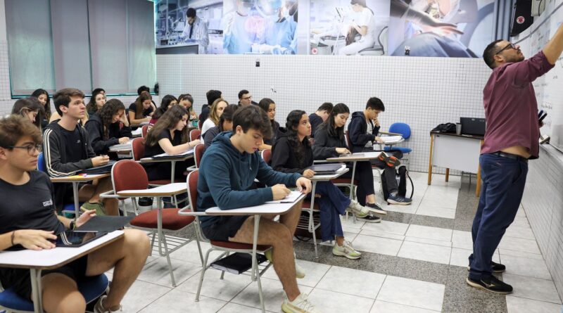 Candidatos se preparam para prova de redação do Enem no domingo