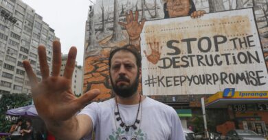 Cinzas de queimadas e lama do RS formam mural em São Paulo