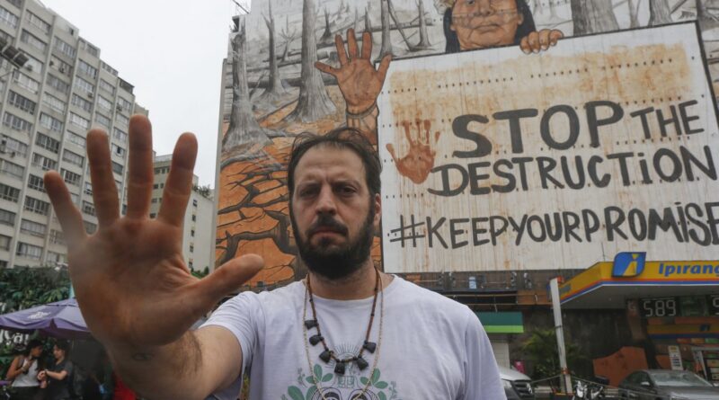 Cinzas de queimadas e lama do RS formam mural em São Paulo