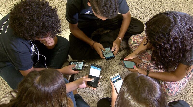 Comissão de Educação aprova projeto que proíbe celular em escolas