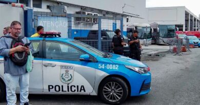 Criminosos sequestram 8 ônibus para fechar rua durante operação no Rio