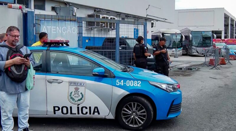 Criminosos sequestram 8 ônibus para fechar rua durante operação no Rio