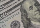 Dólar ultrapassa R$ 5,70 e fecha no maior valor em quase três meses