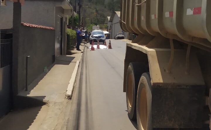 Idosa de bicicleta morre atropelada por caminhão em São Roque do Canaã