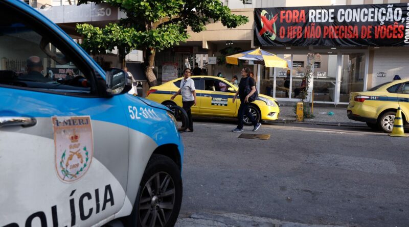 Manifestantes bloqueiam entrada de gestores em hospital do Rio