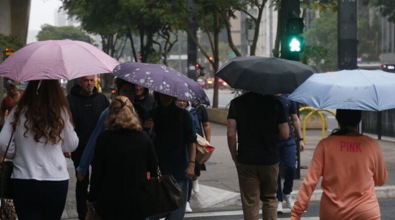 Mesmo com chuva fraca, São Paulo registra falta de luz em bairros