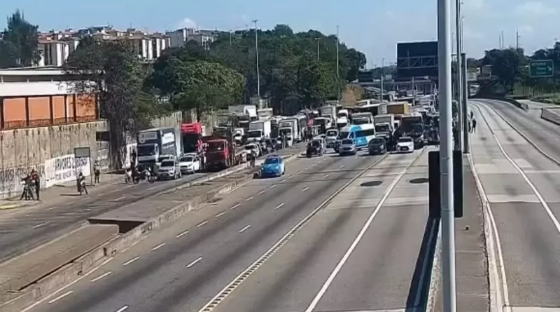 Operação no complexo de Israel no Rio termina em tiroteio, Avenida Brasil é interdita