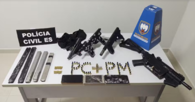 Polícia encontra armas de grosso calibre escondidas dentro de geladeira durante operação em Vila Valério