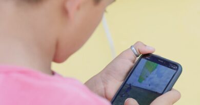 Alesp aprova projeto que proíbe uso celular nas escolas