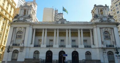 Após protesto, vereadores do Rio adiam votação de lei do funcionalismo