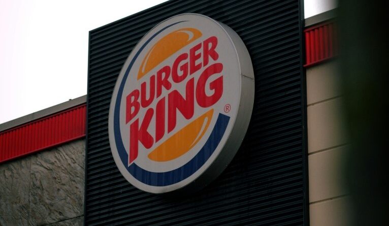 Burger King vai recompensar participantes do Enem 2024 com porção de batata frita ou anéis de cebola