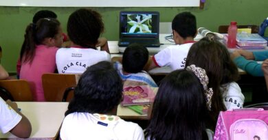 Caminhos da Reportagem: metade das escolas descumpre lei antirracista