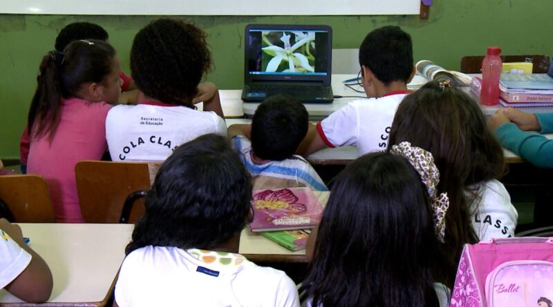 Caminhos da Reportagem: metade das escolas descumpre lei antirracista