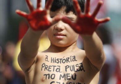 Centenas marcham no dia da consciência negra na Avenida Paulista