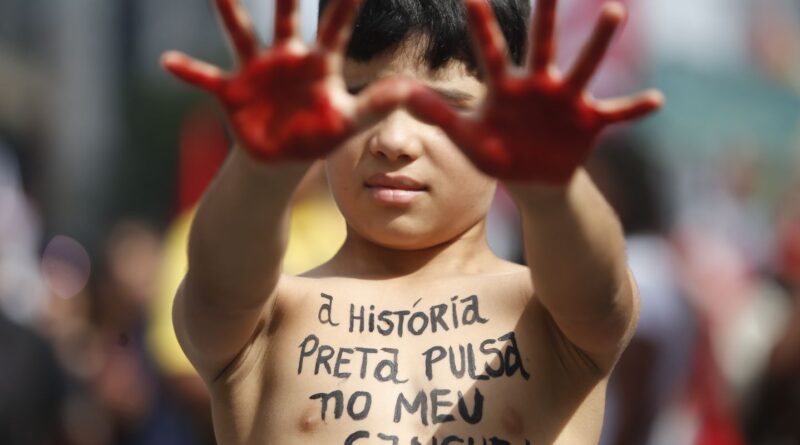 Centenas marcham no dia da consciência negra na Avenida Paulista