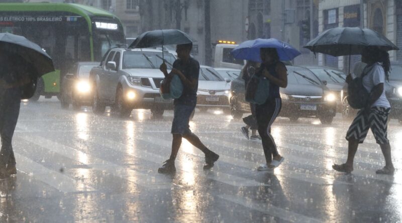 Chuva forte deixa cidade de São Paulo em estado de alerta