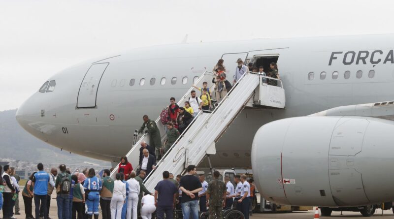 Décimo voo da FAB com 213 repatriados do Líbano chega a São Paulo