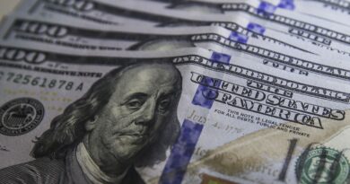 Dólar fecha na maior cotação do Plano Real na espera por cortes