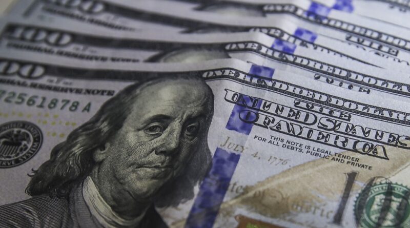 Dólar fecha na maior cotação do Plano Real na espera por cortes