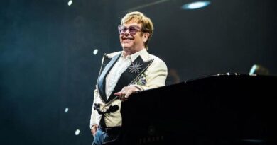 Elton John revela que perdeu visão de olho direito após infecção