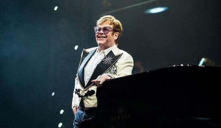 Elton John revela que perdeu visão de olho direito após infecção