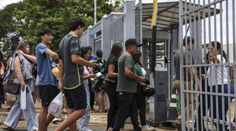 Estudantes aprovam tema da redação do Enem, mas acham prova cansativa