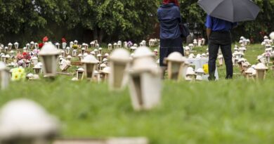 Familiares homenageiam entes queridos em Dia de Finados