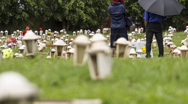 Familiares homenageiam entes queridos em Dia de Finados