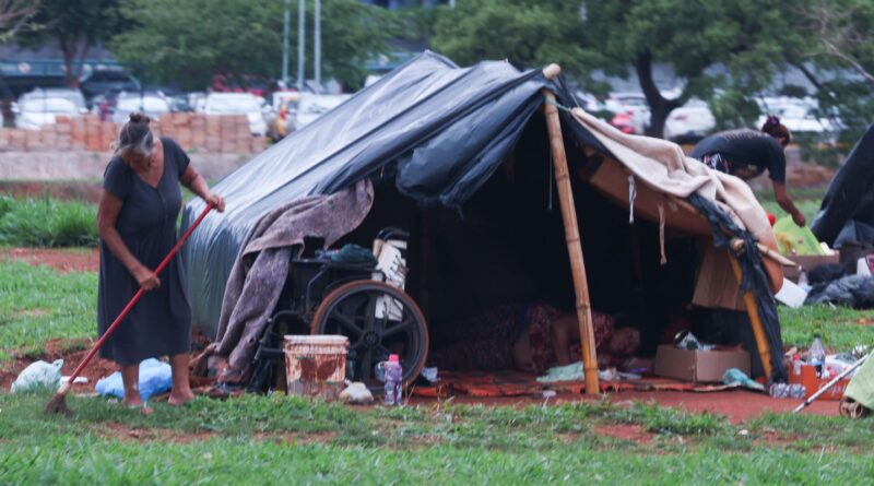 Finados: "saudade é pior que pobreza", diz idosa em situação de rua