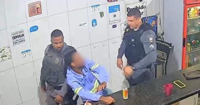 Homem que agredia a própria mãe acamada recebe tapas de policial dentro de bar