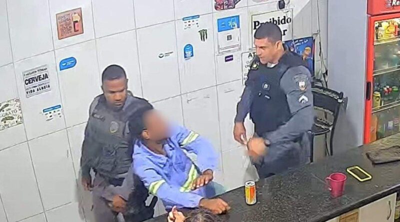 Homem que agredia a própria mãe acamada recebe tapas de policial dentro de bar