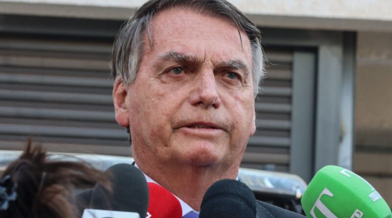 Indiciado, Bolsonaro diz que Moraes “faz tudo o que não diz a lei”