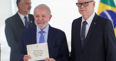 Lula recebe credenciais de oito novos embaixadores