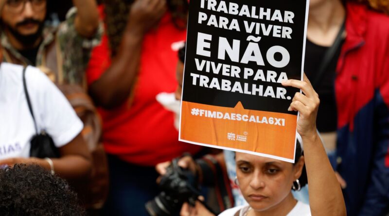 Manifestantes vão às ruas pelo fim da escala de trabalho 6x1