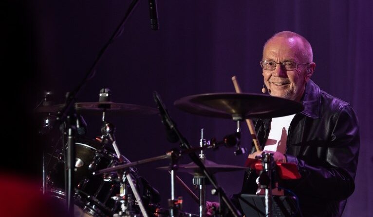 Morre Colin Petersen, baterista original dos Bee Gees, aos 78 anos