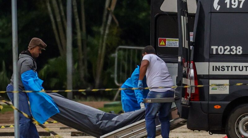 Polícia retira corpo de autor de atentado na Praça dos Três Poderes