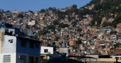 População de favela é mais negra e jovem que restante do país