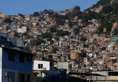 População de favela é mais negra e jovem que restante do país
