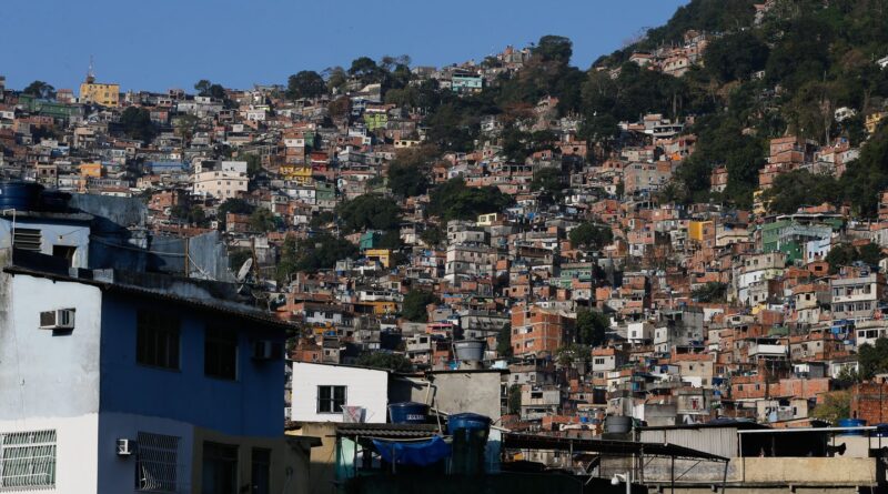 População de favela é mais negra e jovem que restante do país