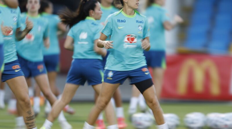 Seleção feminina realiza primeiro treino com todas as convocadas