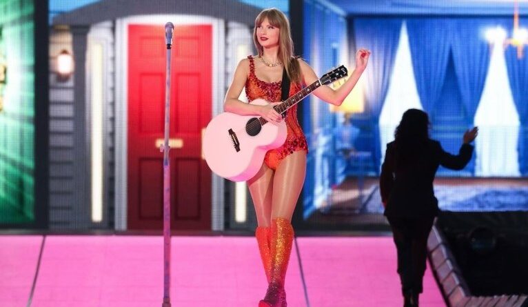 Taylor Swift conquista quatro troféus e é o destaque da premiação