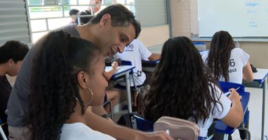 Câmara aprova projeto que restringe uso de celular em escolas