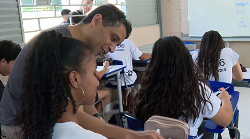 Câmara aprova projeto que restringe uso de celular em escolas