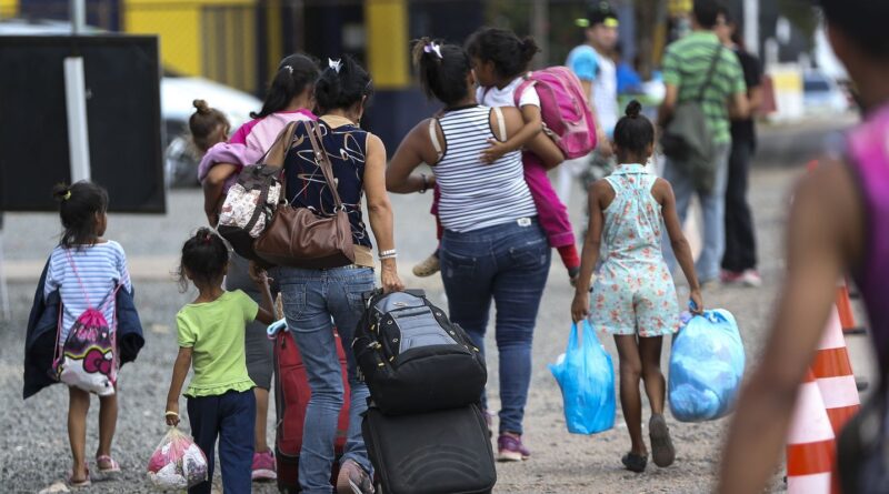 Caminhos da Reportagem mostra situação de imigrantes no país