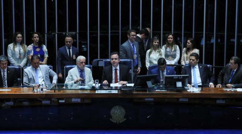 Congresso promulga emenda à Constituição para cortar gastos do governo